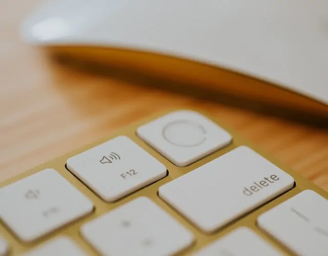 Top 8 Best keyboards for Long Nails [List & Guide]