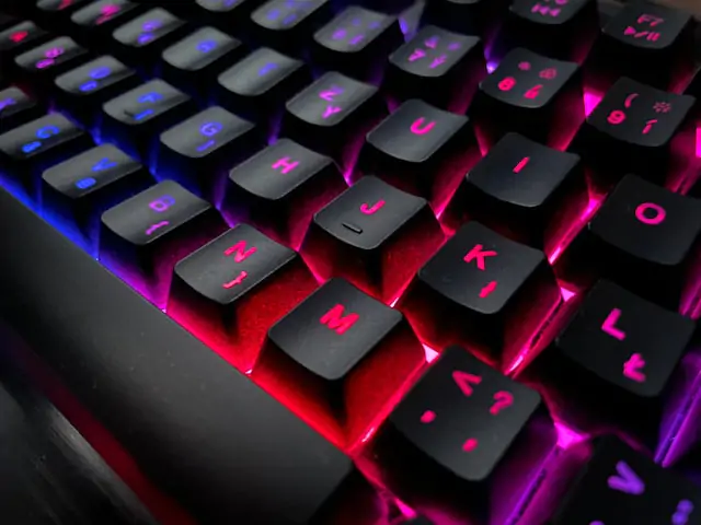 Top 10 Best Keyboards for Big Hands [List & Guide]